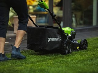 40V Kosiarka akumulatorowa z napędem 46cm GD40LM46SPK4 zestaw ładowarka + aku 4Ah