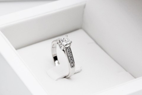 Złoty pierścionek PBD3707 - Diament