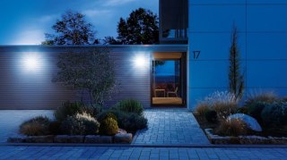 Naświetlacz z czujnikiem Steinel XLED home 2 S LED PIR 13,7W 3000K 1550lm IP44 IK03 230V biały / tworzywo sztuczne