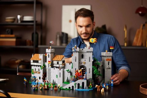 LEGO Icons 10305 - Zamek rycerzy herbu Lew
