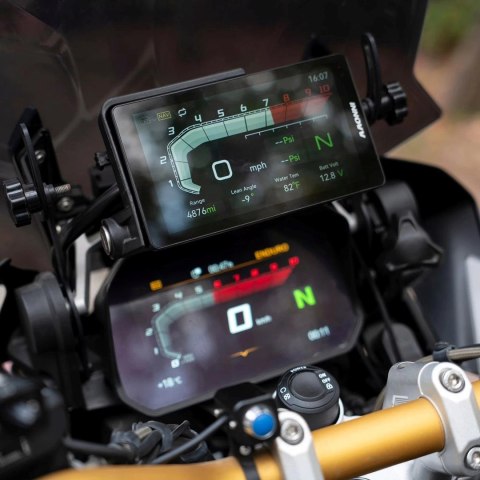 INNOVV N2 do BMW to system CarPlay/Android Auto z obsługą Wonder Wheel, danymi silnika i normą IP67.