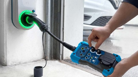 Adapter do testowania pojazdów elektrycznych