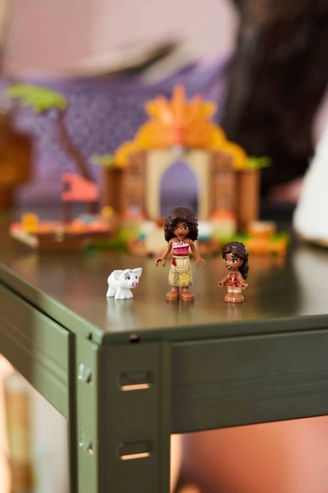 LEGO Disney 43282 - Wiejska chatka i łódź